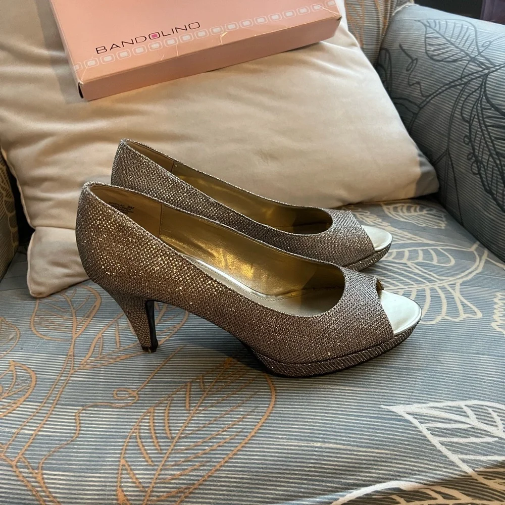 Bandolino peep toe silver shoes - Picture 2 of 9